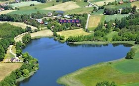 Dom z widokiem na jezioro i domek nad jeziorem